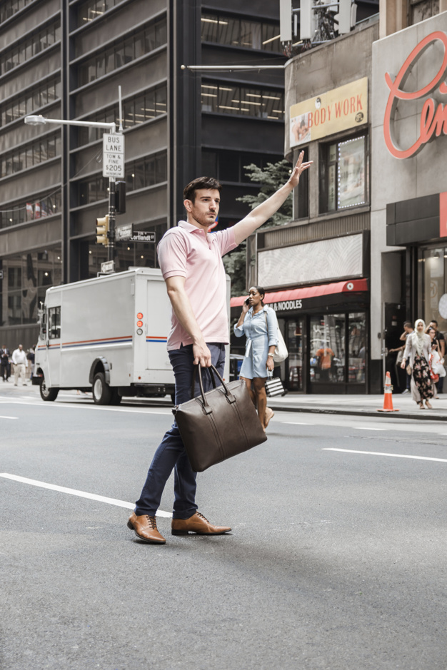 homme-heler-taxi-route_23-2147932357.jpg