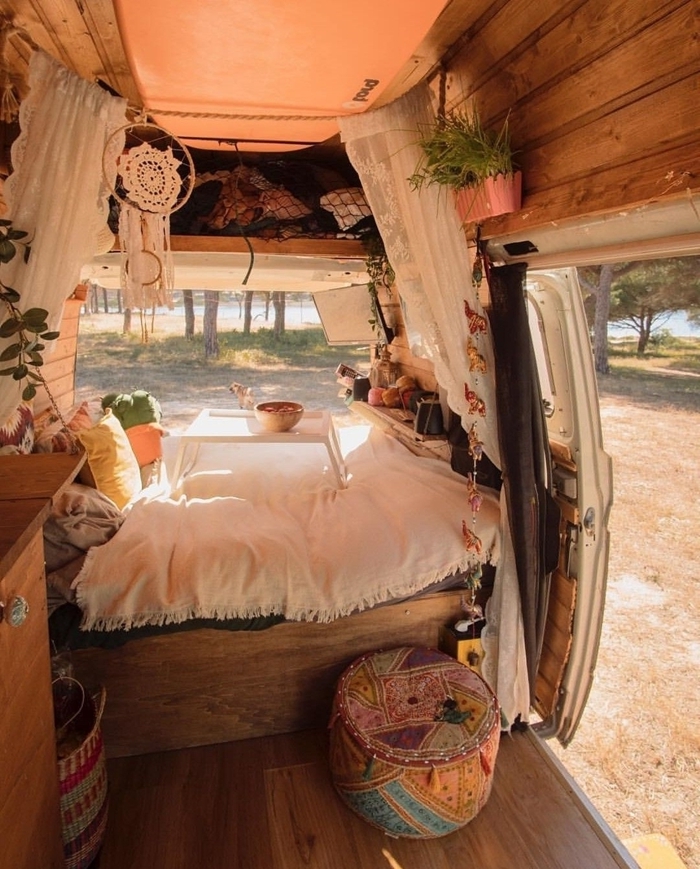 déco-style-bohème-chic-attrape-rêve-diy-plumes-pouf-multicolore-objets-ethniques-rideaux-blancs-renault-trafic-aménagé-avec-lit.jpg