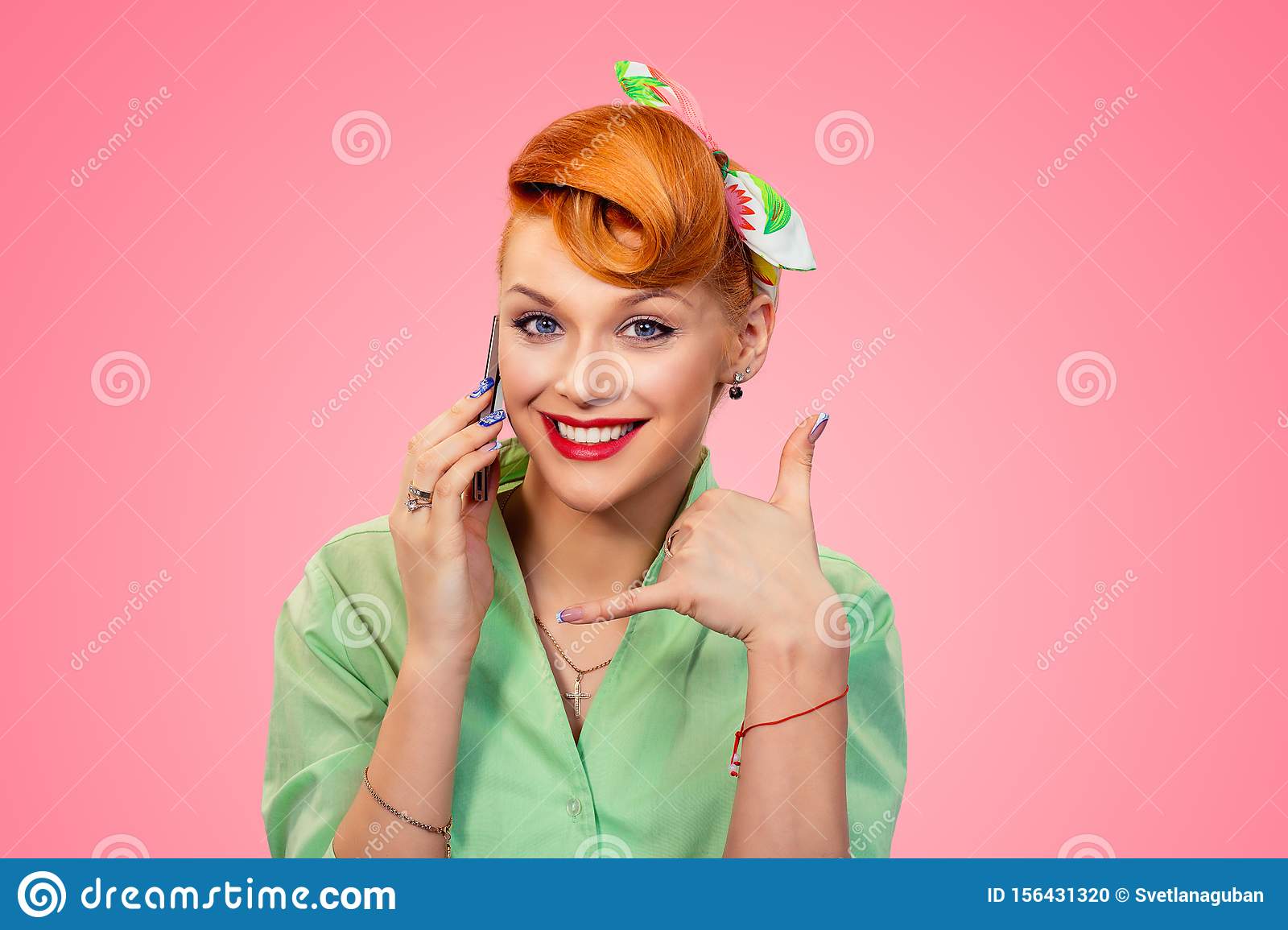 appelle-moi-pin-up-style-girl-avec-téléphone-156431320.jpg