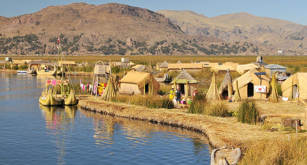 Los-Uros-el-pueblo-flotante-del-Lago-Titicaca.jpg
